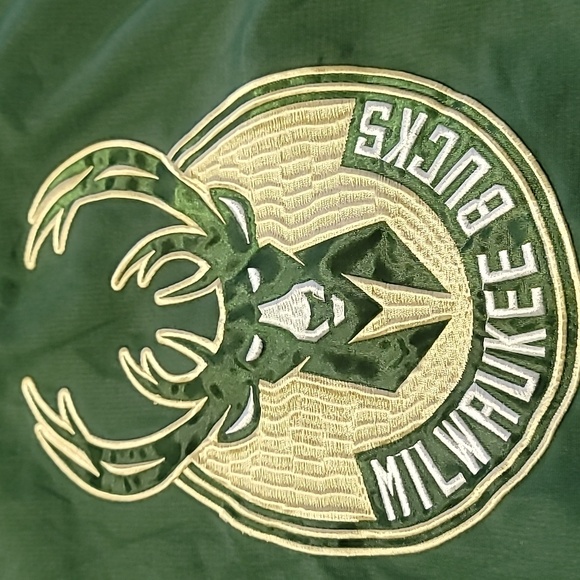 CARL BANKS MILWAUKEE BUCKS PULLOVER SWEATER SIZE MEDIUM MENS - Picture 2 of 9